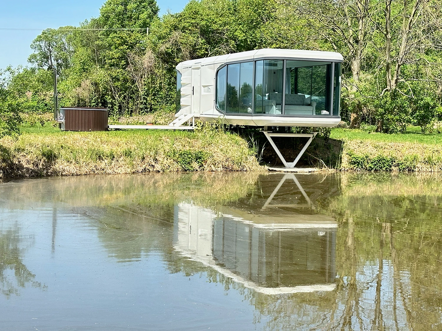 Glamping pod Warszawą z widokiem na jezioro